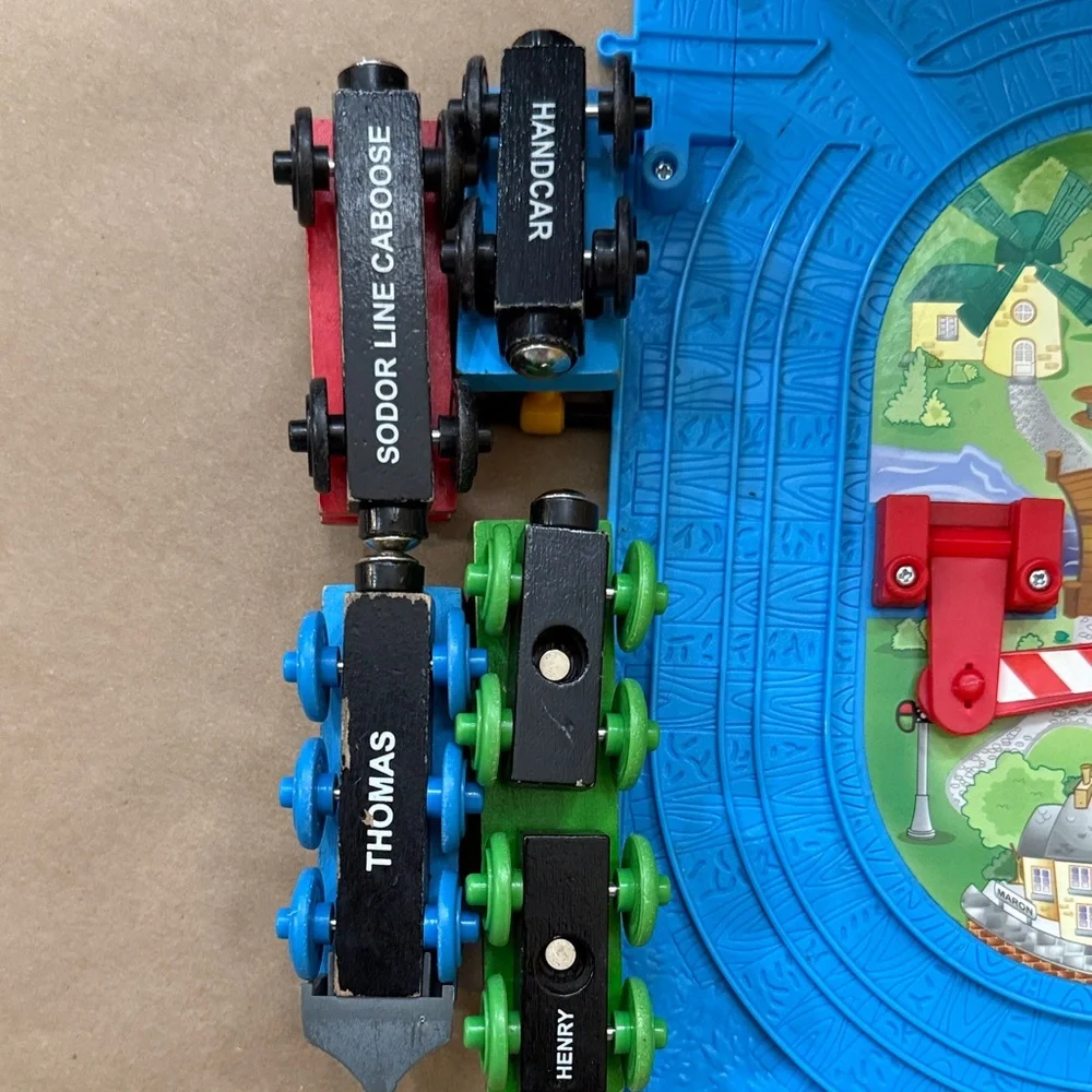 Thomas & Friends Take-n-Play Tote-A-Train Storage Case with 4 Toy Trains